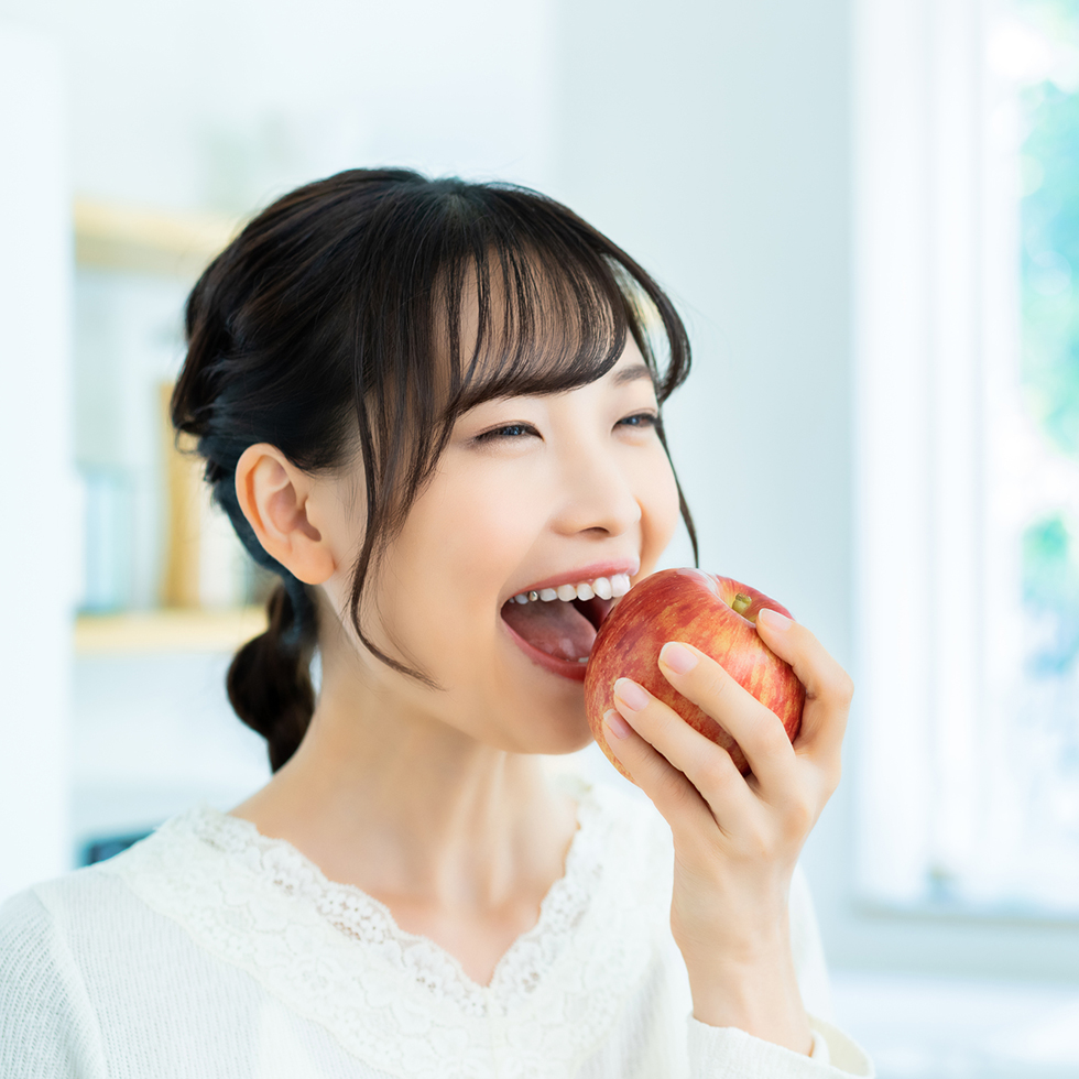 リンゴを食べる女性